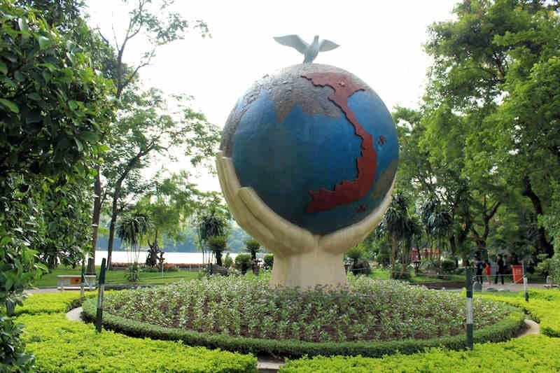 [viet globe statue]